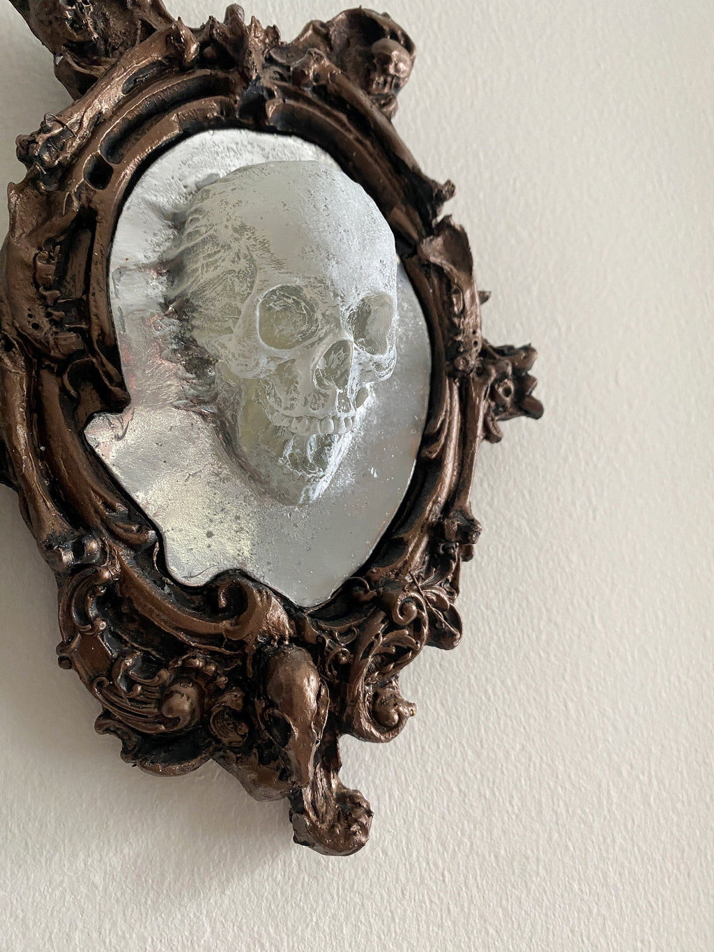 Spooky "Spectral Skull" in the Mirror Plaque