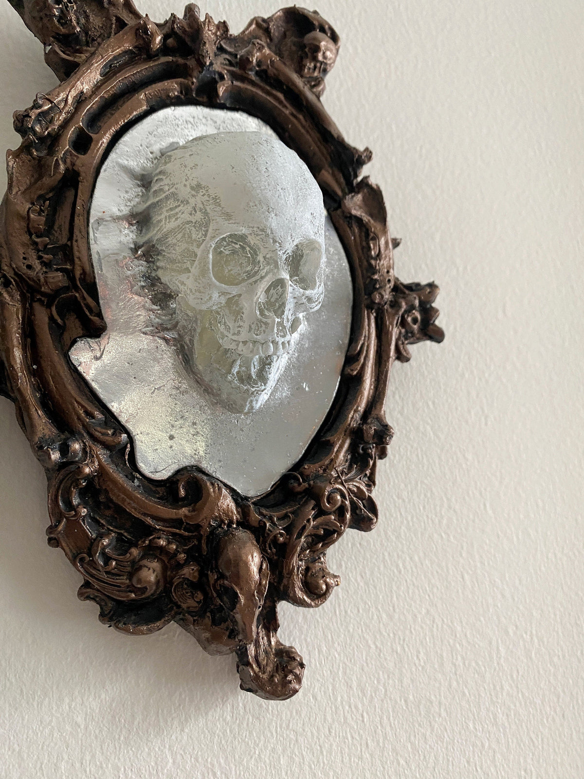 Spooky "Spectral Skull" in the Mirror Plaque