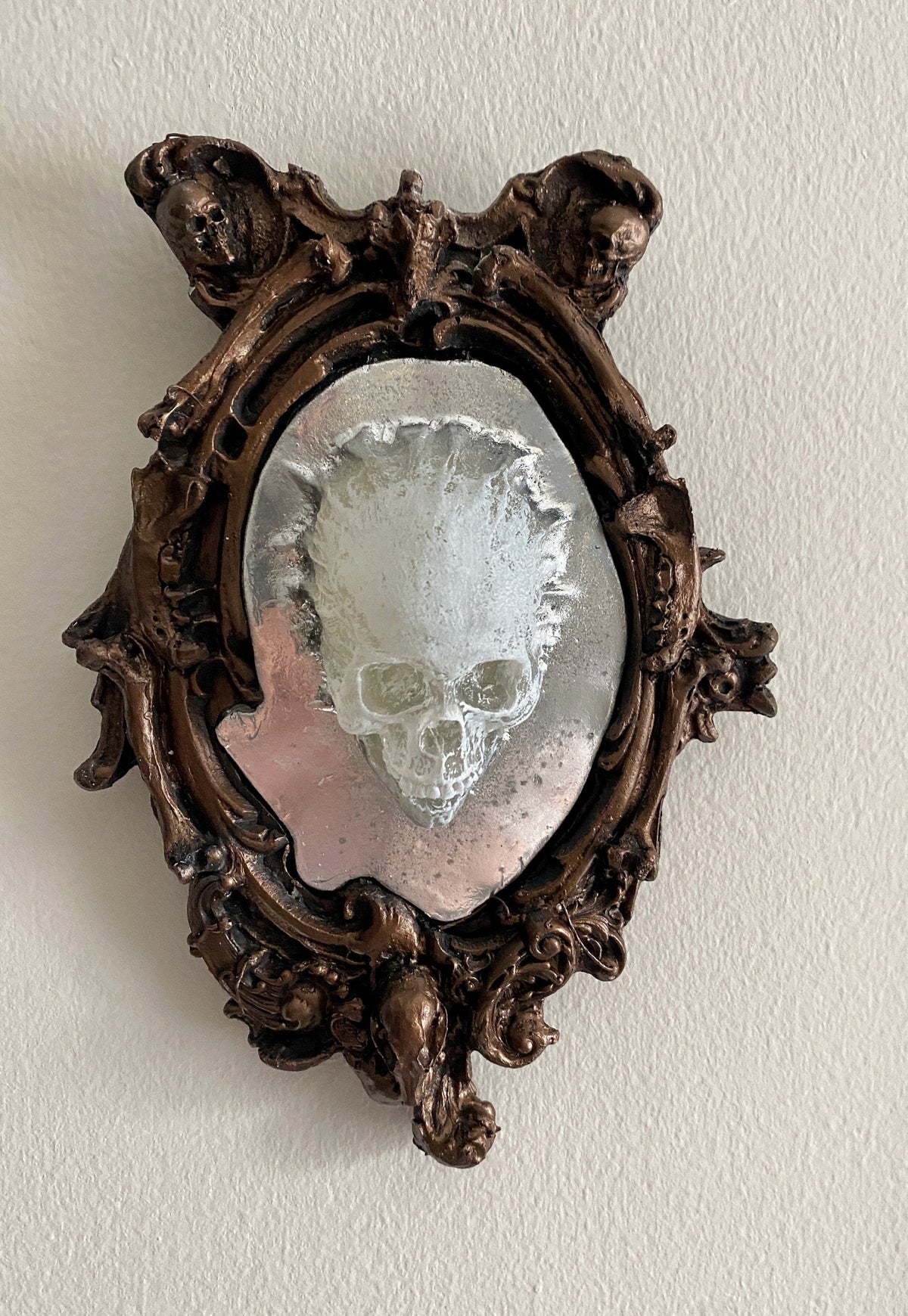 Spooky "Spectral Skull" in the Mirror Plaque