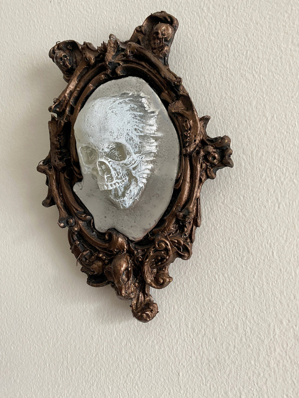 Spooky "Spectral Skull" in the Mirror Plaque