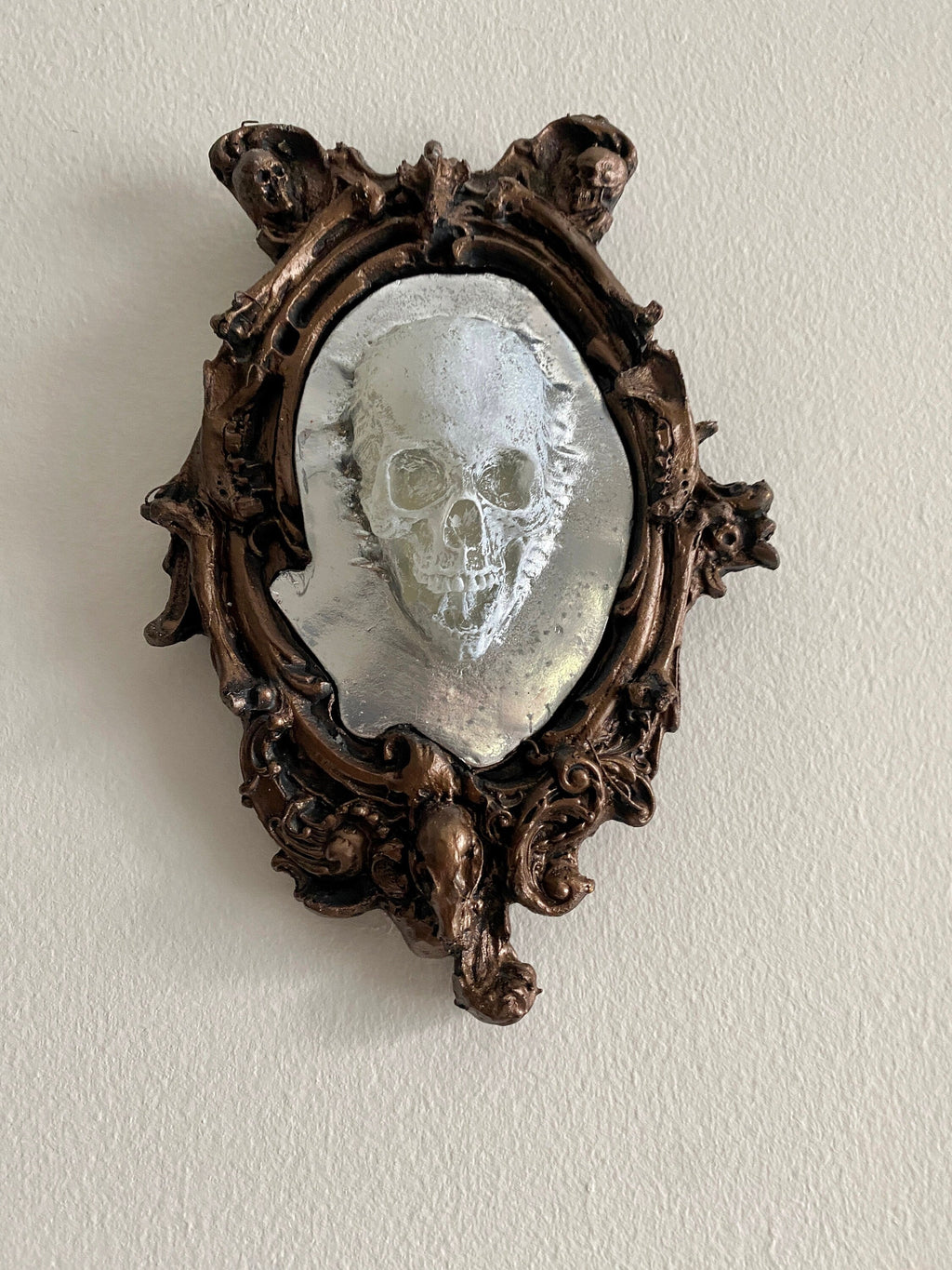 Spooky "Spectral Skull" in the Mirror Plaque
